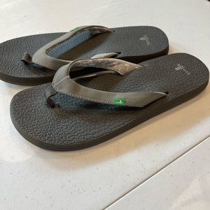 Barely worn Sanuk yoga mat flip flops, gray.